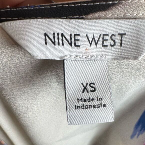 Nine West white colorful abstract print vneck top size XS - Picture 4 of 6